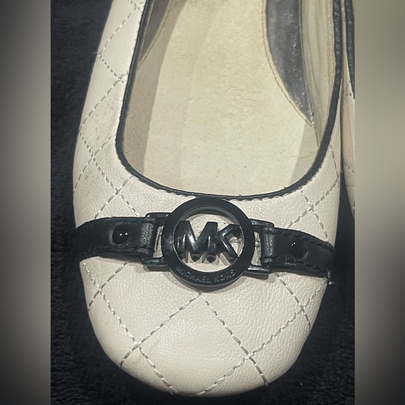 ✨Michael Kors Leather Patent Nude Casual Flats with Black Trim  Size 6.5M✨ - Picture 2 of 8